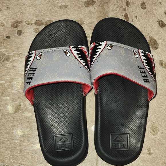 Reef Kids Sandals - Black and Gray Shark Design - Picture 5 of 5